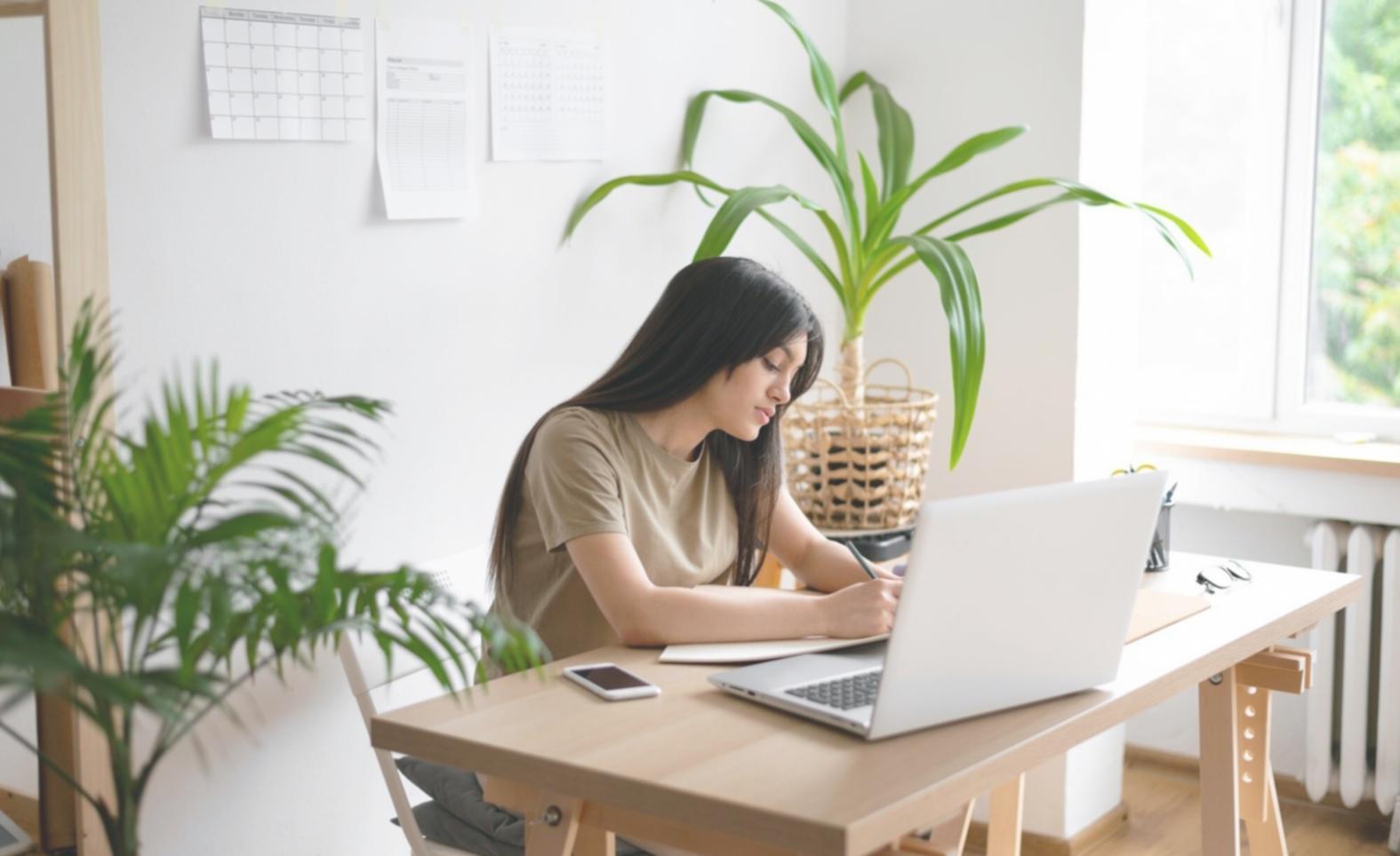 Geschäftsmenschen bei der Analyse von Finanzkennzahlen